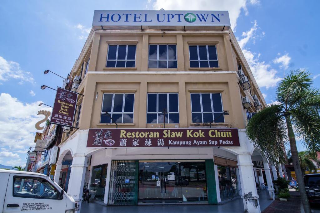 士毛月Hotel Uptown Semenyih的上面有酒店上城标志的建筑