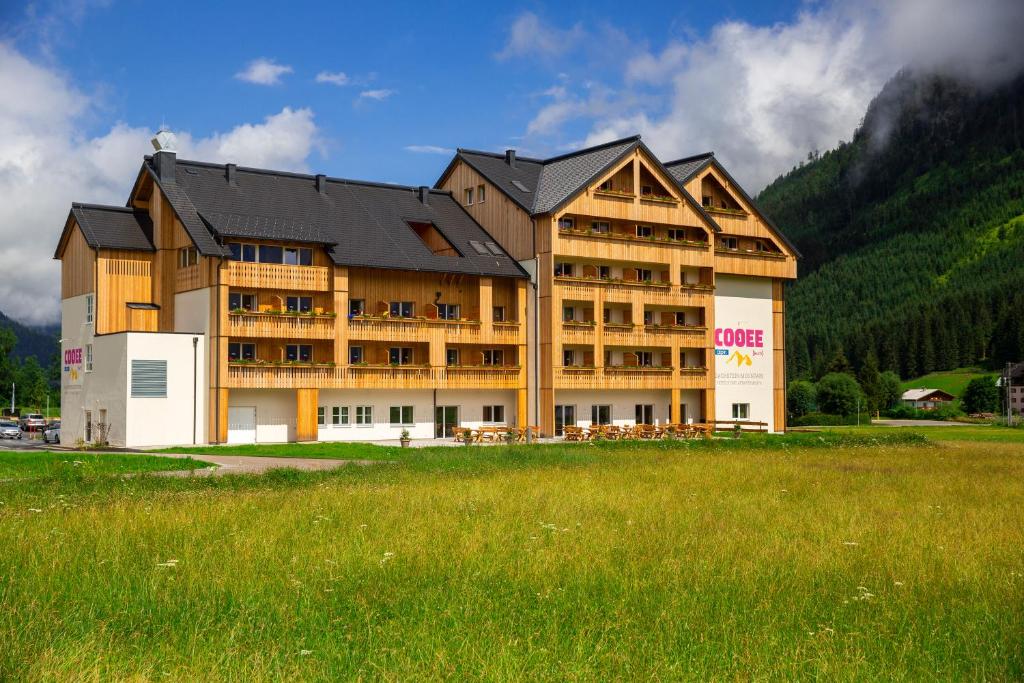 格绍达斯坦阿尔卑斯酷易酒店的前面有草地的大建筑