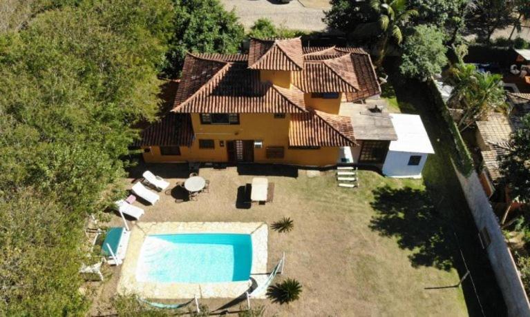 布希奥斯Dimare Búzios - Casa Exclusiva no Centro - Próximo à Rua das Pedras的享有带游泳池的房屋的空中景致