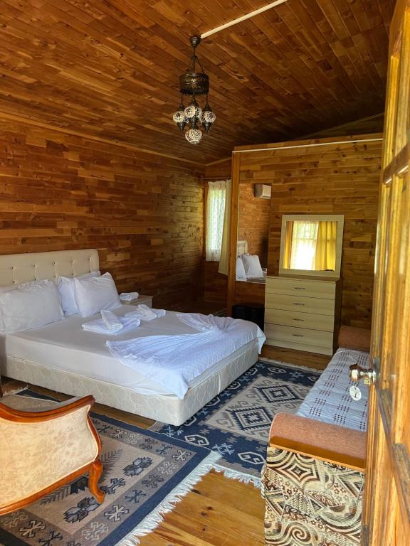 凯麦尔Oran Ağaç Bungalovs的小木屋内一间卧室,配有一张床