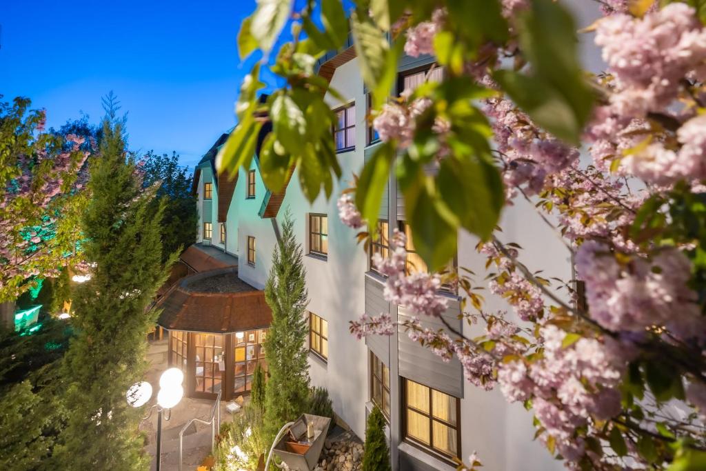 伯布林根族瑞特酒店及餐厅的享有粉红色花卉建筑的外部景色