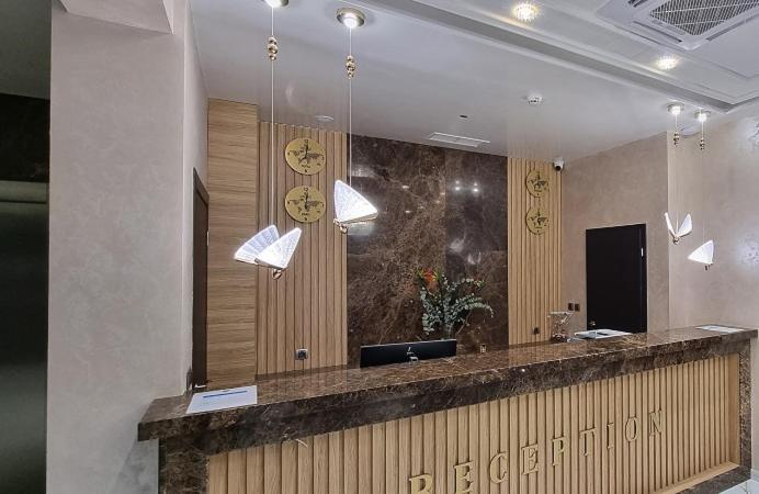 Gorni DŭbnikPark Hotel Viasport的大堂设有前台台和灯