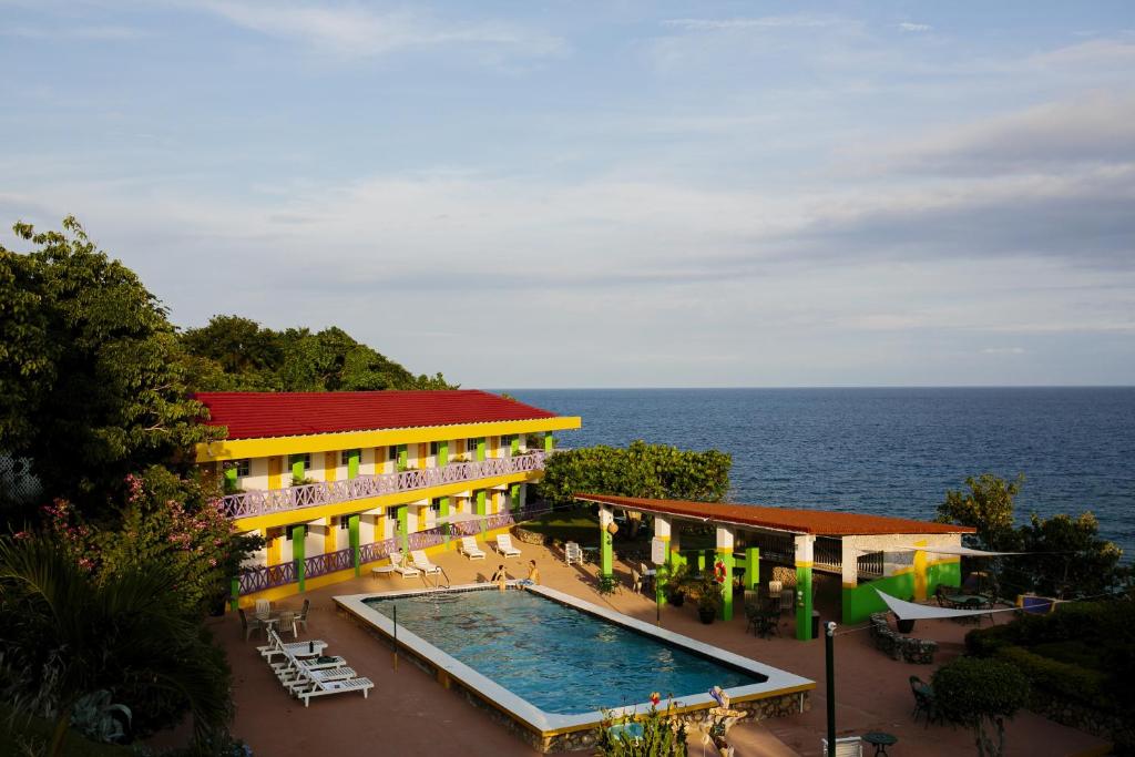 Port Maria加林娜微风酒店的毗邻大海的带游泳池的酒店
