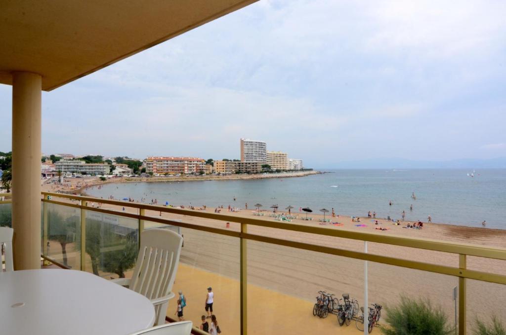 莱斯卡拉Margarida的以及享有海滩景致的阳台。