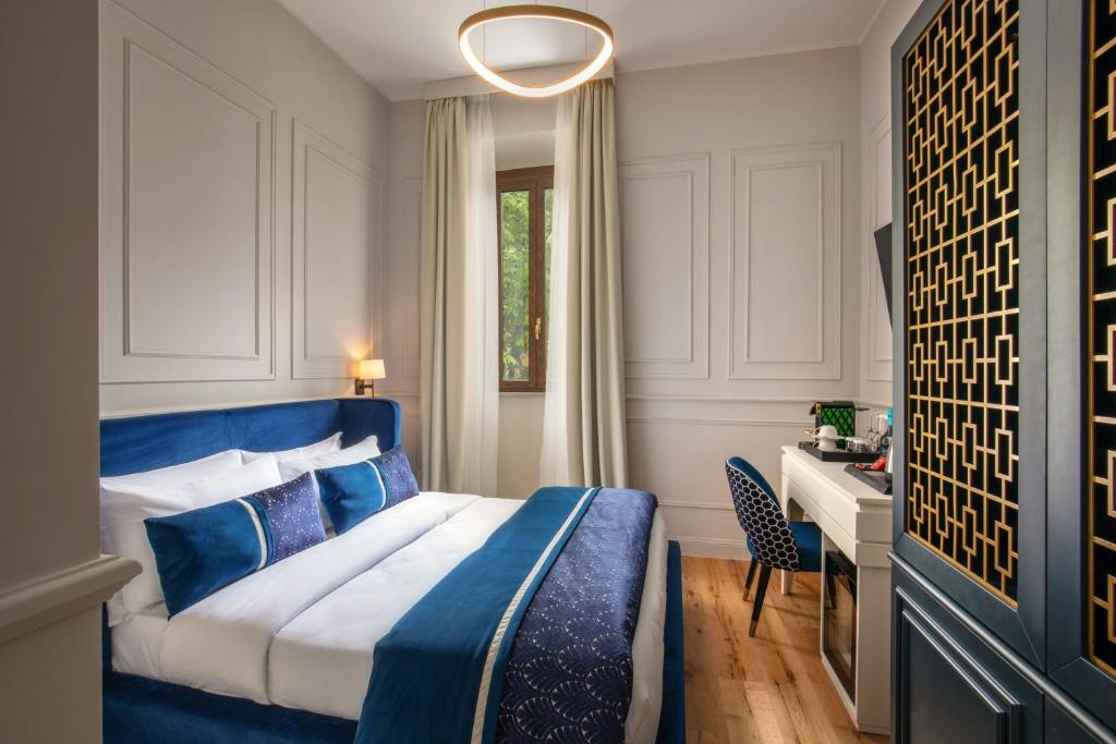 罗马Navona Sky Palace的一间酒店客房,配有一张蓝色的床和一张书桌