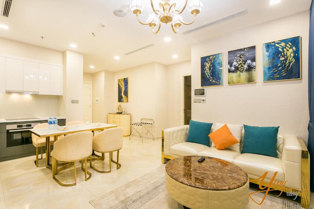 胡志明市Liam Service Apartment - Vinhome Central Park的客厅配有沙发和桌子
