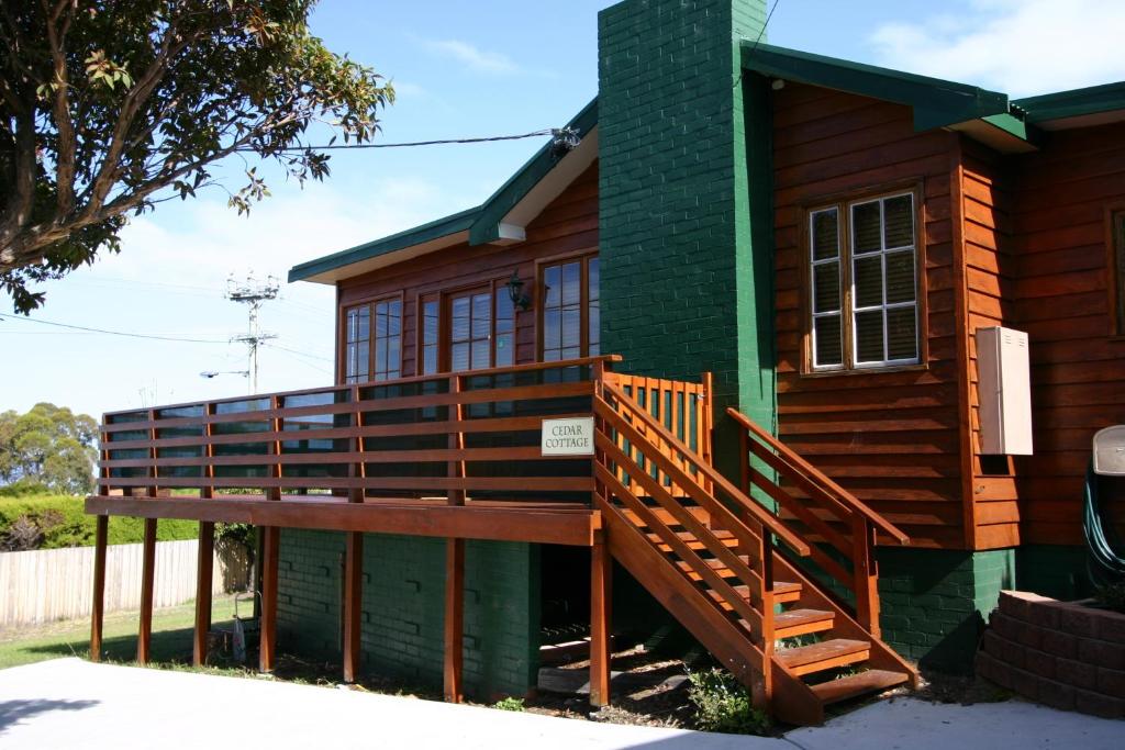 金斯顿黑人湾雪松别墅度假屋的一个带门廊和甲板的房子