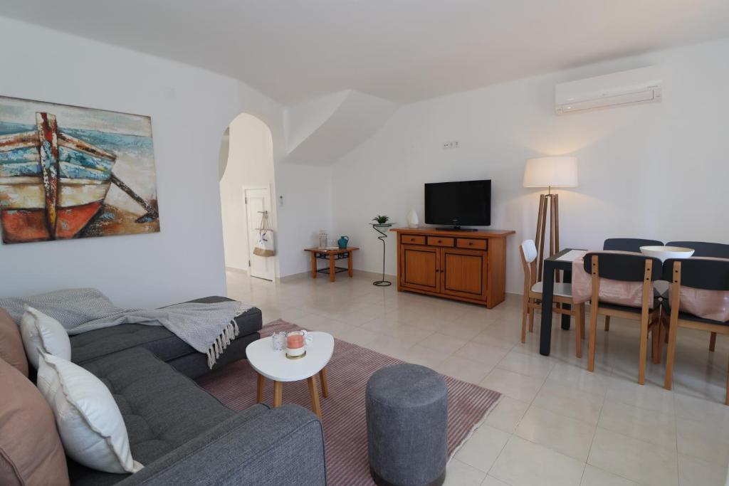 阿尔布费拉São Rafael Beach Apartment 92A, Albufeira - Algarve的客厅配有沙发和桌子