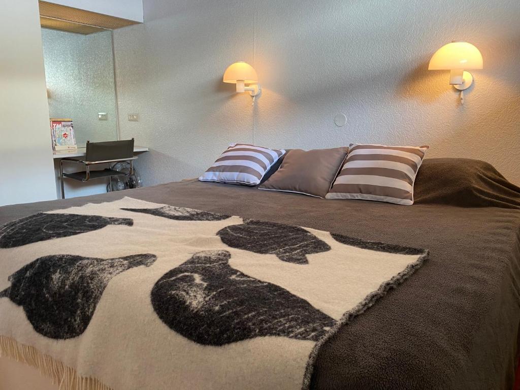 JoutsaPeaceful holiday apartment with stunning lake view的一间卧室配有一张带黑白毯子的床