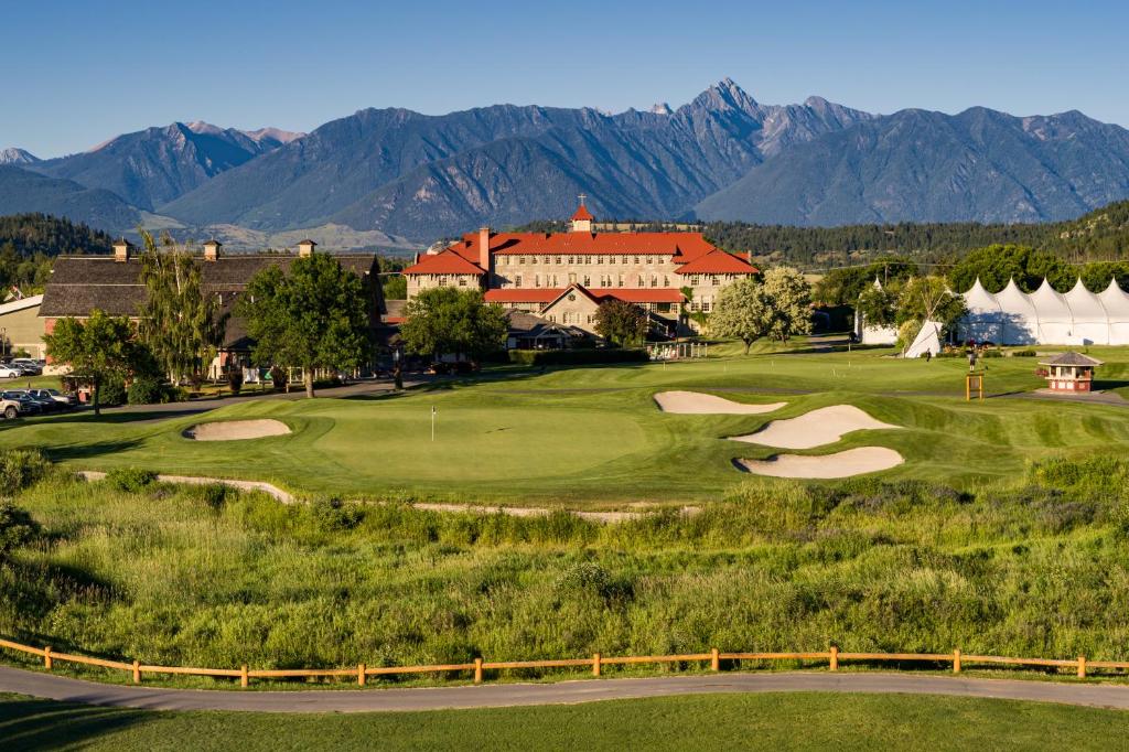 克兰布鲁克St. Eugene Golf Resort & Casino的享有以山脉为背景的高尔夫球场的景致
