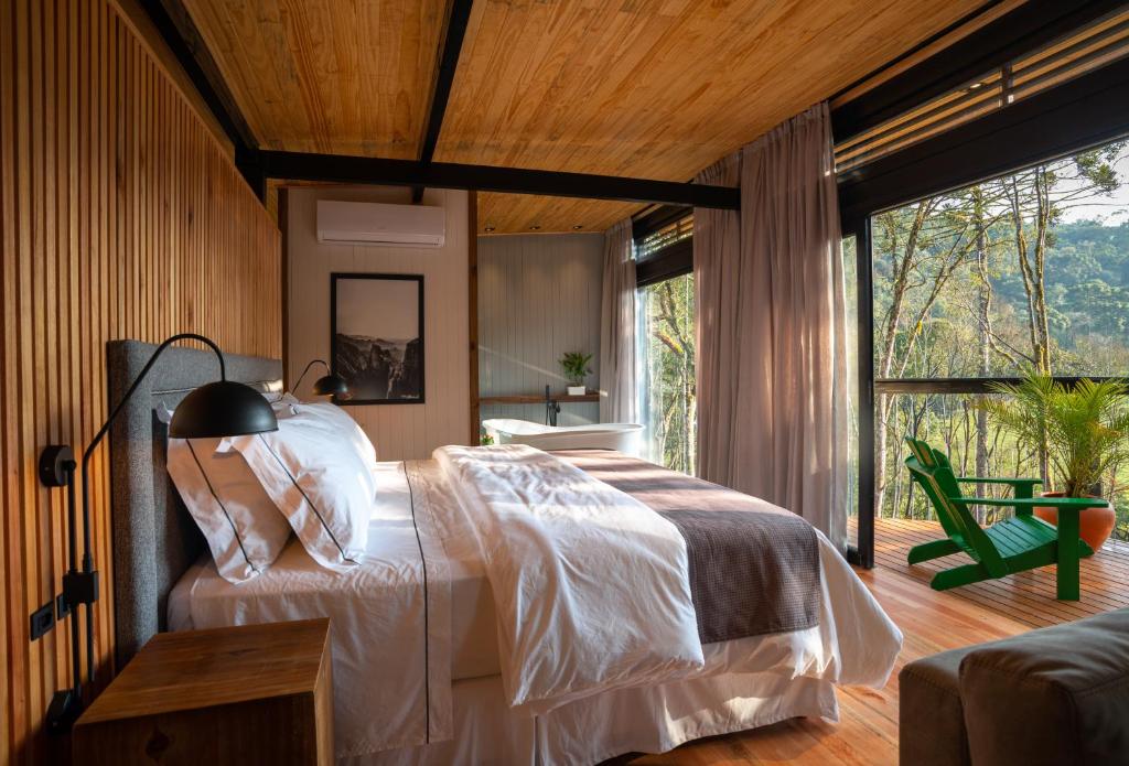 乌鲁比西Green Barn Hotel & Bistro的一间卧室设有一张床和一个大窗户