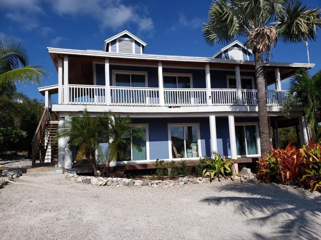 Moss TownBeautiful Island Villa - Beach Access on Private 2 Acres的棕榈树海滩上的房子