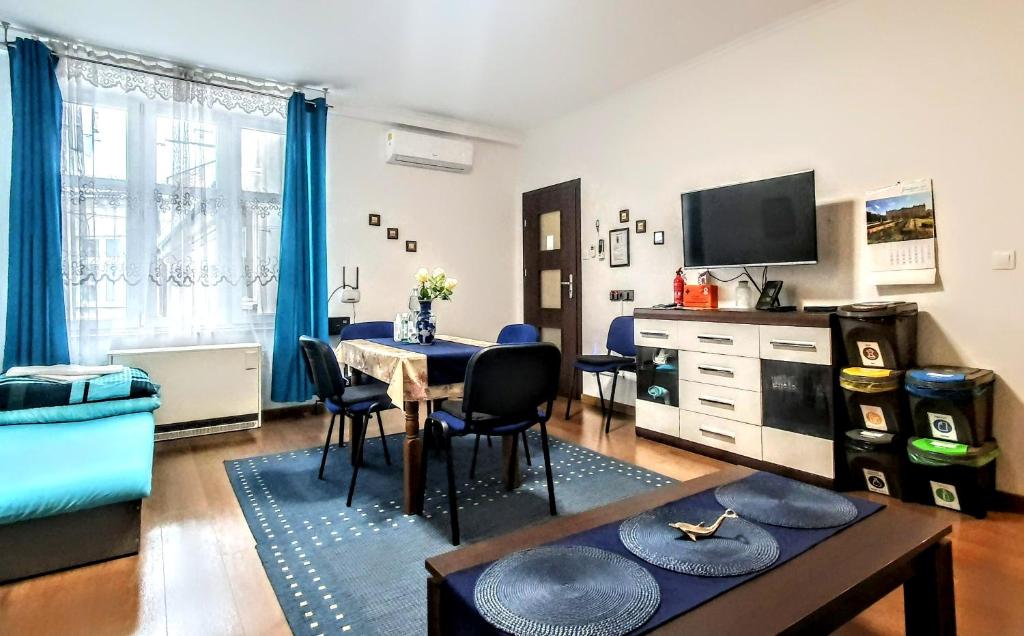 克拉科夫GAJ Apartment - Air condition - Free Parking的一间带桌子的客厅和一间餐厅