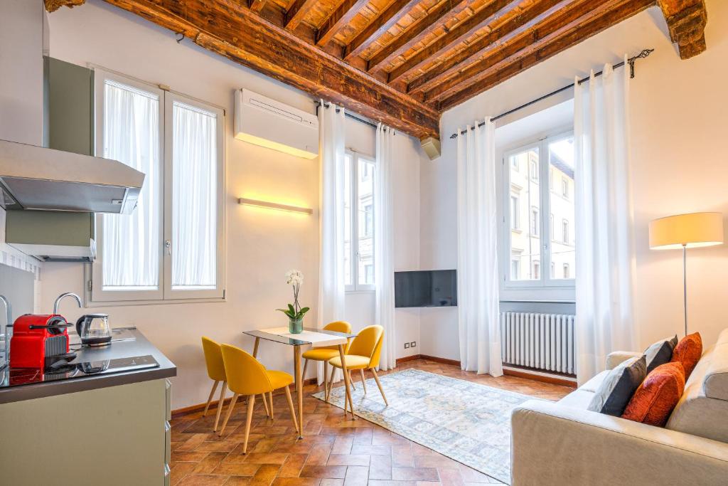 佛罗伦萨Condotta 16 Apartments的客厅配有沙发和桌子
