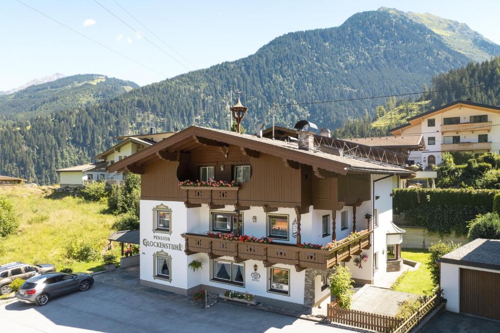 弗林肯贝格格罗肯斯图赫旅馆的带阳台的度假屋,享有山脉背景