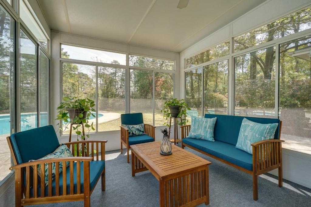 威尔明顿Wilmington Rental about 4 Mi to Wrightsville Beach!的一个带蓝色家具和窗户的门廊