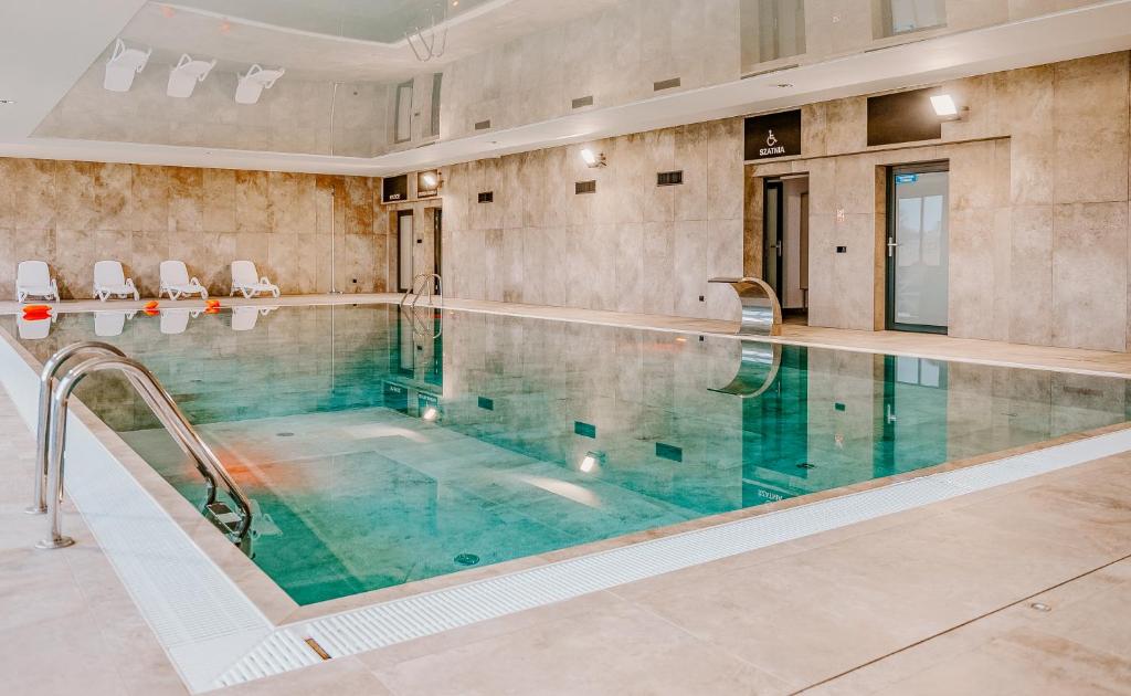 济夫努夫Golden Port SPA - Easy-Rent Apartments的大型游泳池,位于带游泳池的大房间