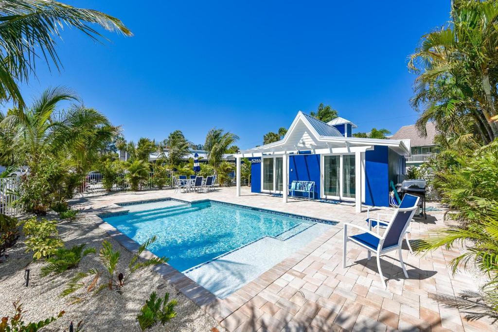 西耶斯塔岛Bimini Breeze的一座带游泳池和房子的别墅