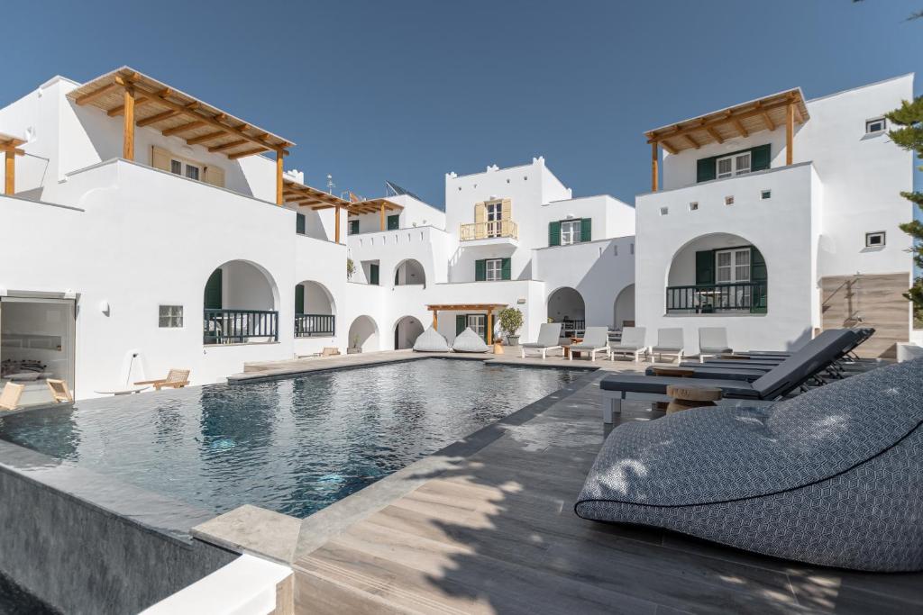 纳克索乔拉斯皮罗斯酒店的别墅 - 带白色建筑的游泳池