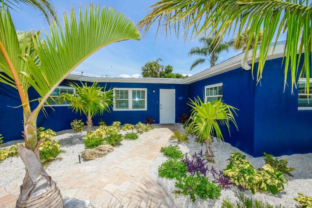 西耶斯塔岛Aruba的前面有棕榈树的蓝色房子