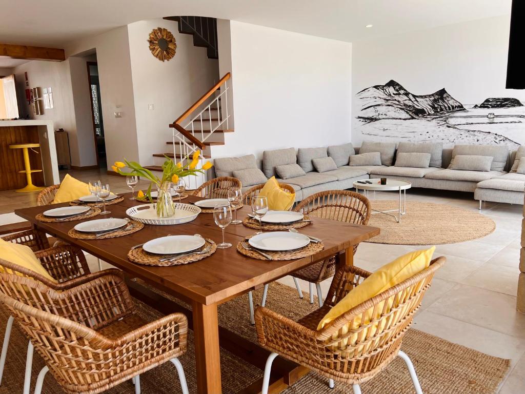 Vila BaleiraCasa da Pedreira的客厅配有木桌和椅子