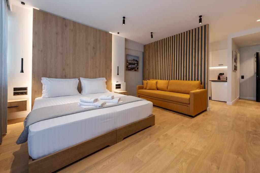 雅典A&N Athens Luxury Apartments - Ermou的一间卧室配有一张大床和一把椅子