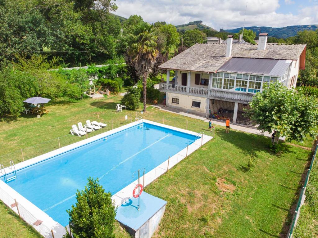 BarallaCaserío Félix的享有带游泳池的房屋的空中景致