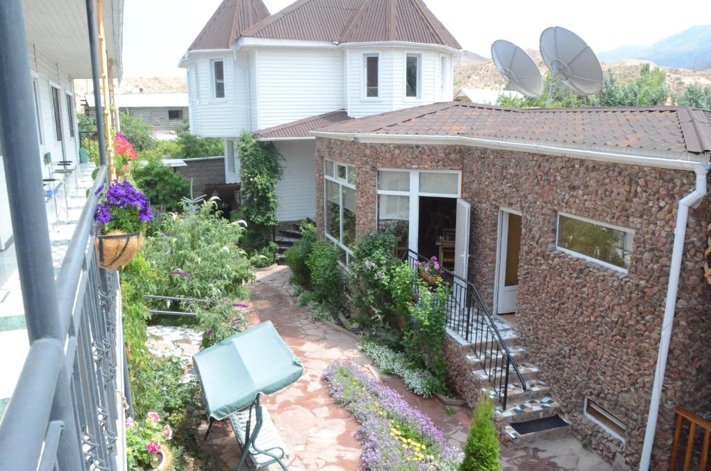 Kaji-SayGuest House Fairy Tale的阳台享有花园房屋的景致