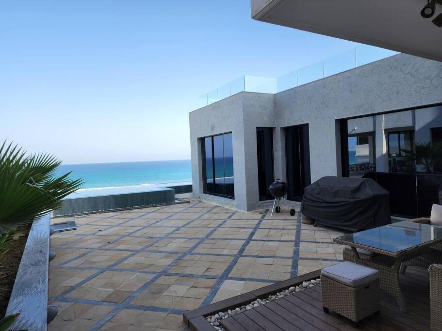 FinsWadi Shab/Fins Villa的房屋设有一座带大海背景的露台