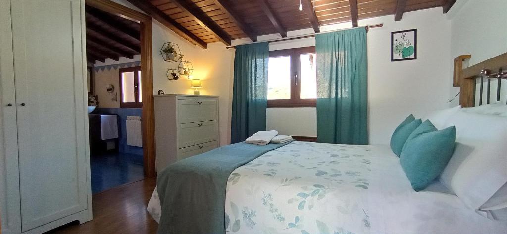 新埃斯特班德拉斯Buhardilla Ca'tio Celso的一间卧室设有一张大床和一个窗户。