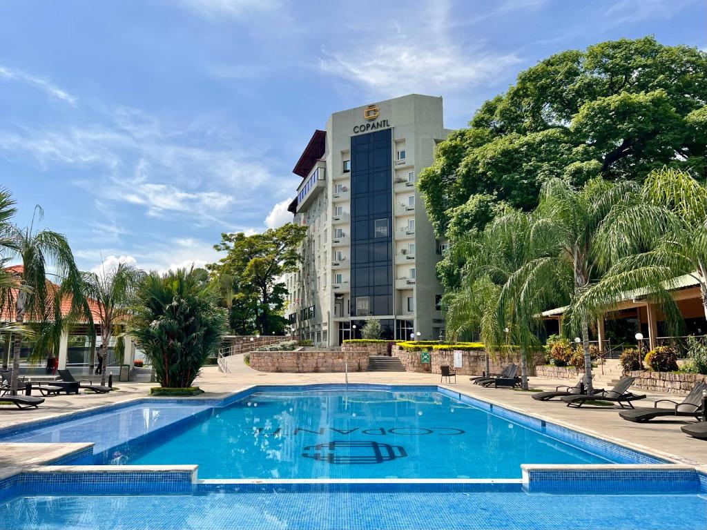 圣佩德罗苏拉卡潘特会议中心酒店的酒店前的游泳池