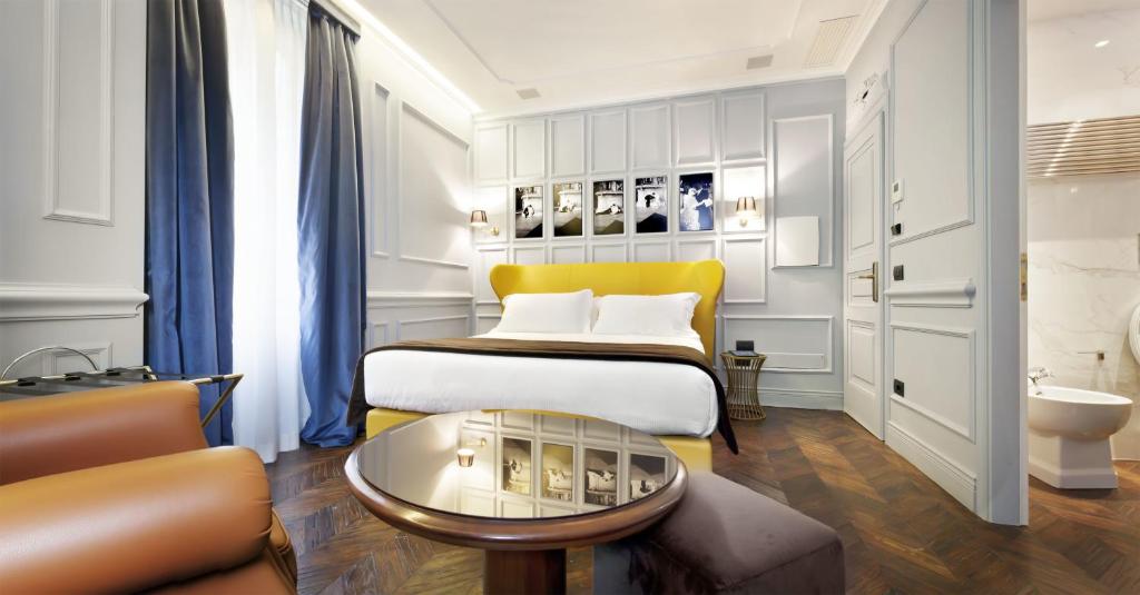 罗马Hotel The Corner Roma的酒店客房配有一张床铺和一张桌子。