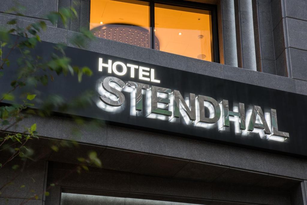 大田Le Stendal Hotel的建筑一侧的酒店标志