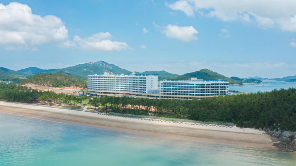 SinanC-One Resort Jaeundo的海边的酒店