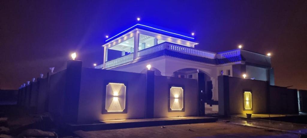 塞拉莱Smart Chalet:سمارت شالية的夜晚在上面有蓝色灯光的房子