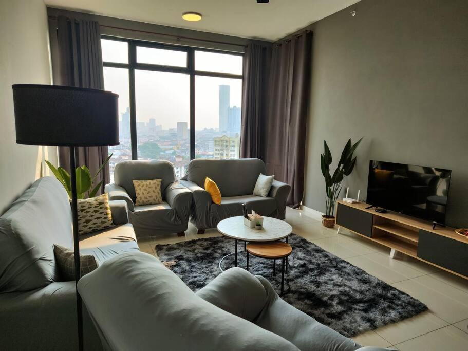 乔治市Infinity Pool 2BR Suite 7pax @Beacon @Georgetown的带沙发和大窗户的客厅