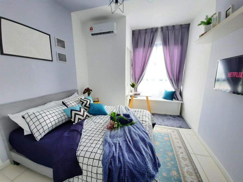 雪邦Horizon Suites Near KLIA Airport (B)的一间卧室配有一张带紫色和白色枕头的床