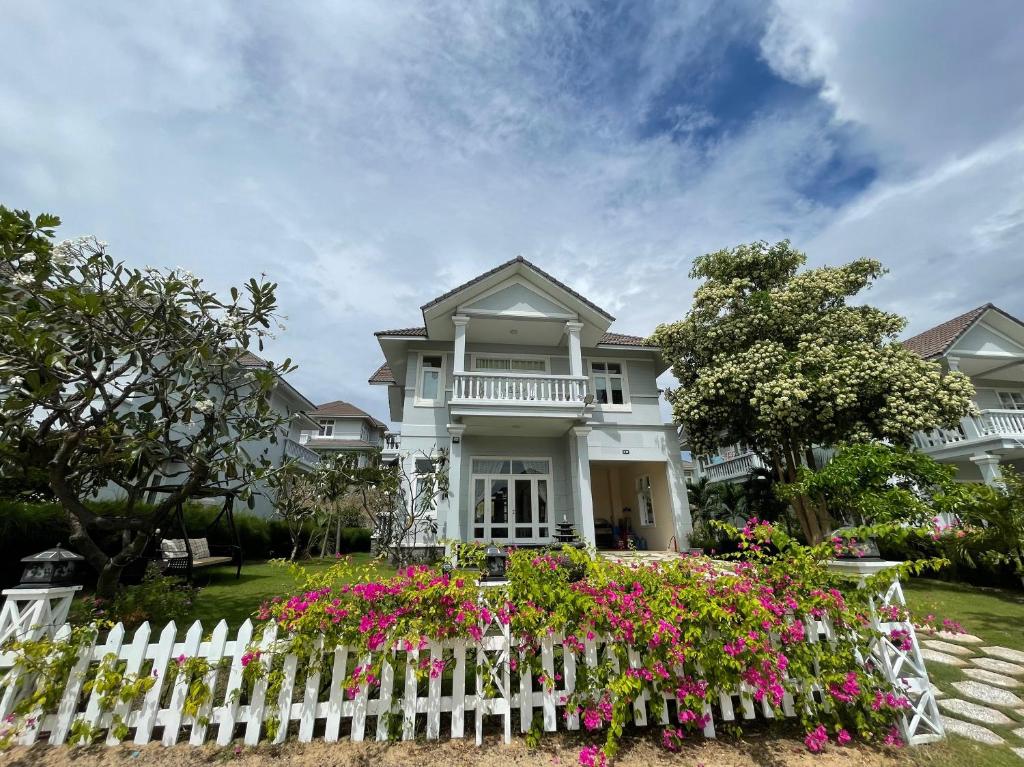 美奈Villa Sea View Phan Thiet Mui Ne的花房前的白色围栏