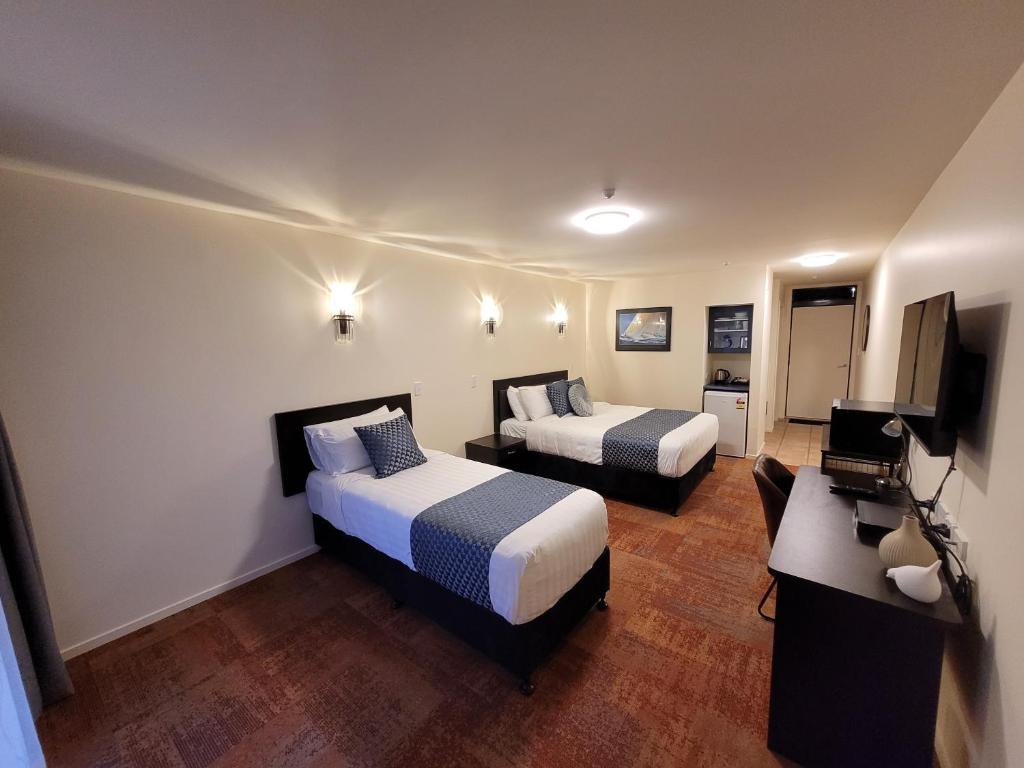 奥克兰城市帆船汽车旅馆的酒店客房设有两张床和一台平面电视。