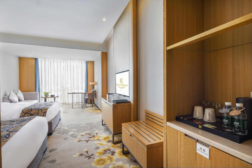 成都成都英联金盛国际酒店的酒店客房设有两张床和电视。