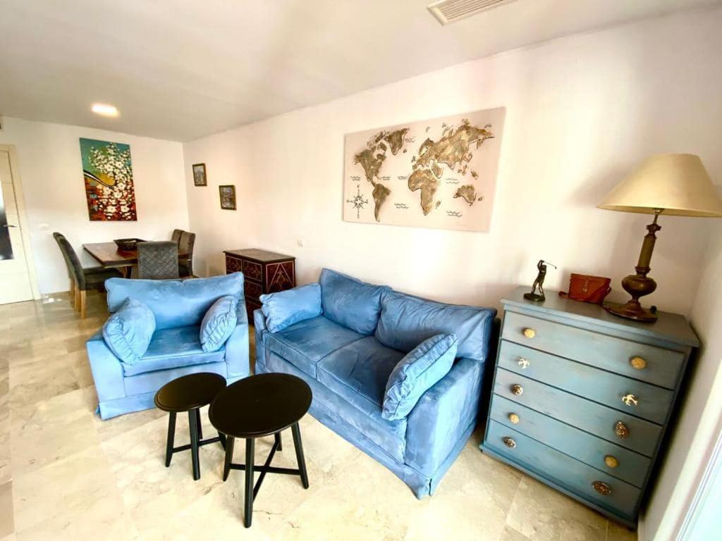 阿尔加德萨Apartment Alcaidesa的客厅配有蓝色的沙发和桌子