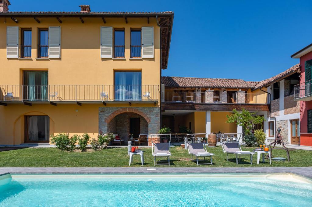 卡内利Villa La Martina的一座带游泳池和房子的别墅