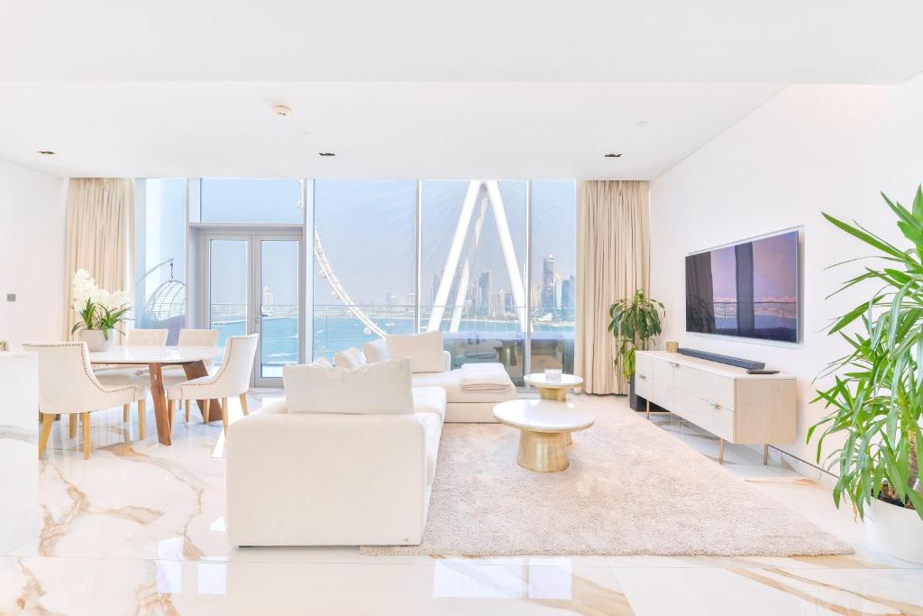 迪拜Lavish & Equipped oceanfront 2 BR facing Ain Dubai的客厅配有白色家具和电视