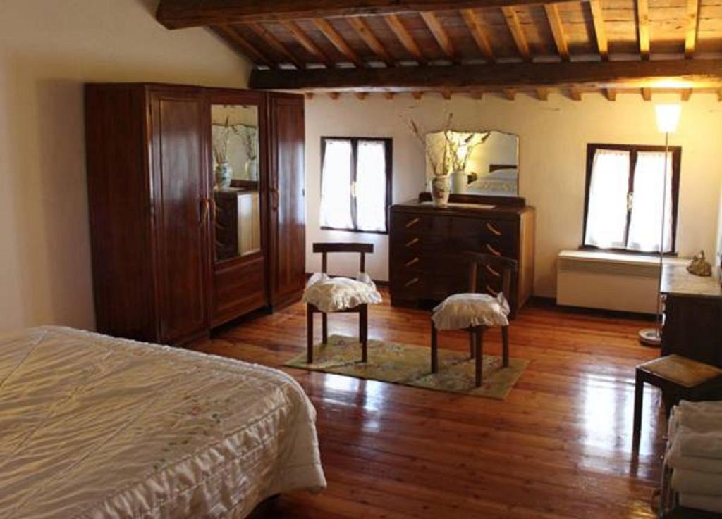 布伦塔河畔皮亚佐拉Casarosa B&B的一间卧室配有一张床、梳妆台和窗户。