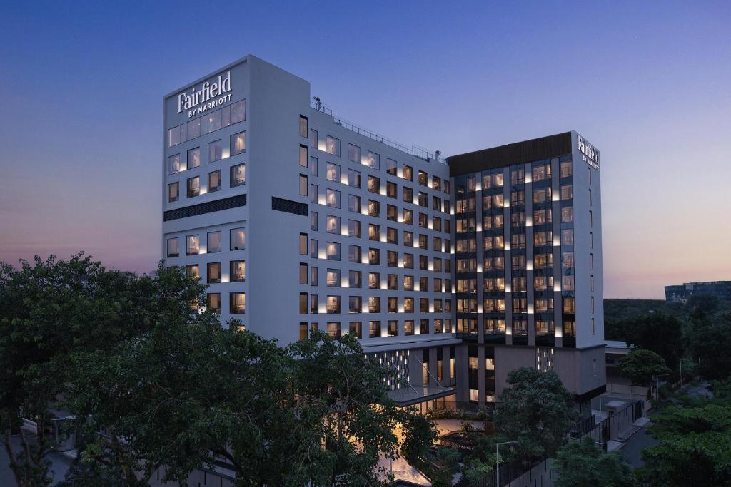 孟买Fairfield by Marriott Mumbai International Airport的黄昏时酒店大楼的 ⁇ 染