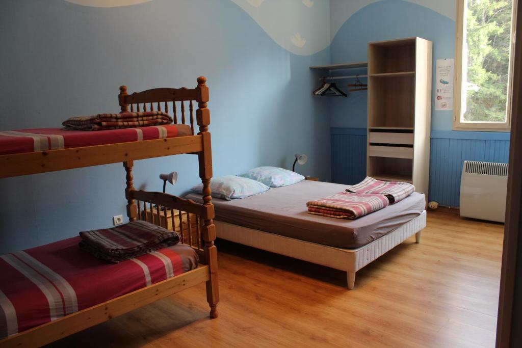 Foncine-le-BasLes Morillons的蓝色墙壁的客房内设有两张双层床。