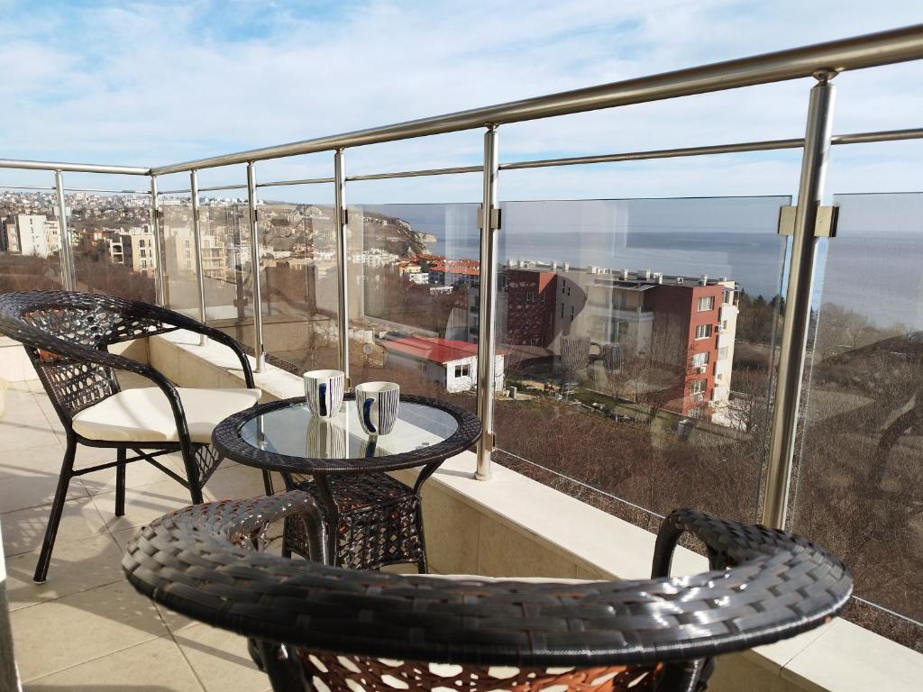 比亚拉Milana-2 Sea View的阳台配有桌椅,享有海景。