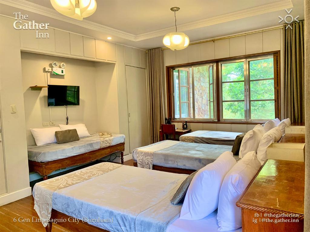 碧瑶The Gather Inn Boutique Hotel - Burnham的一间酒店客房,设有两张床和电视