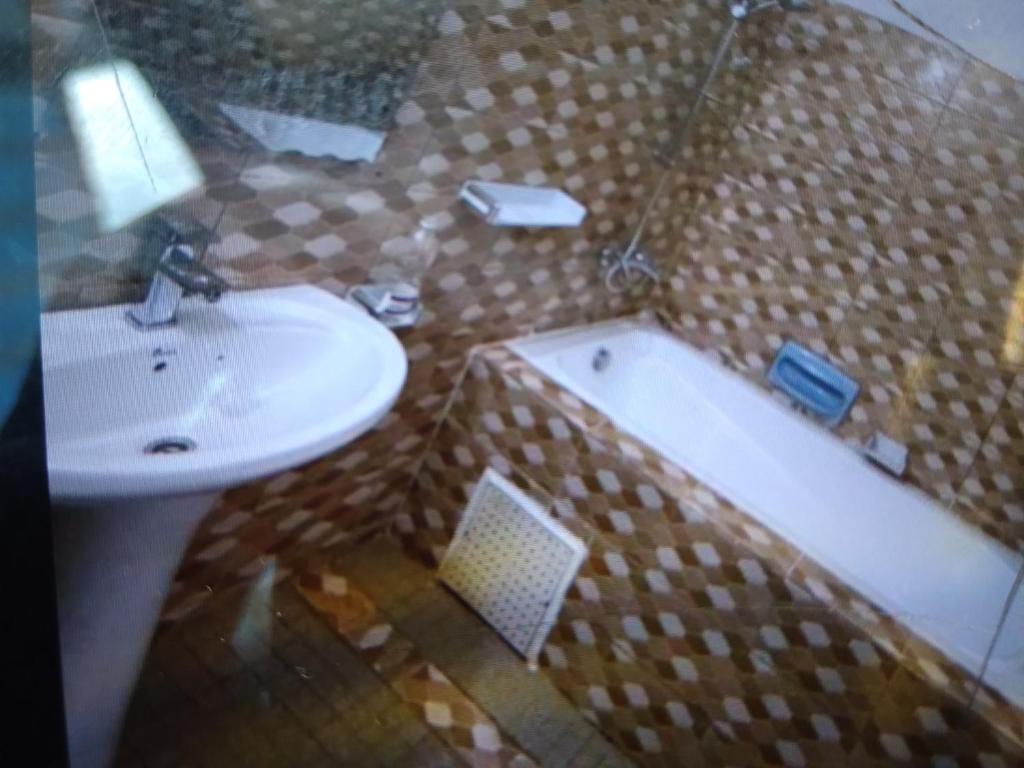 巴马科The furnished residences of Fasso Kanu -villa的浴室配有盥洗盆和浴缸。