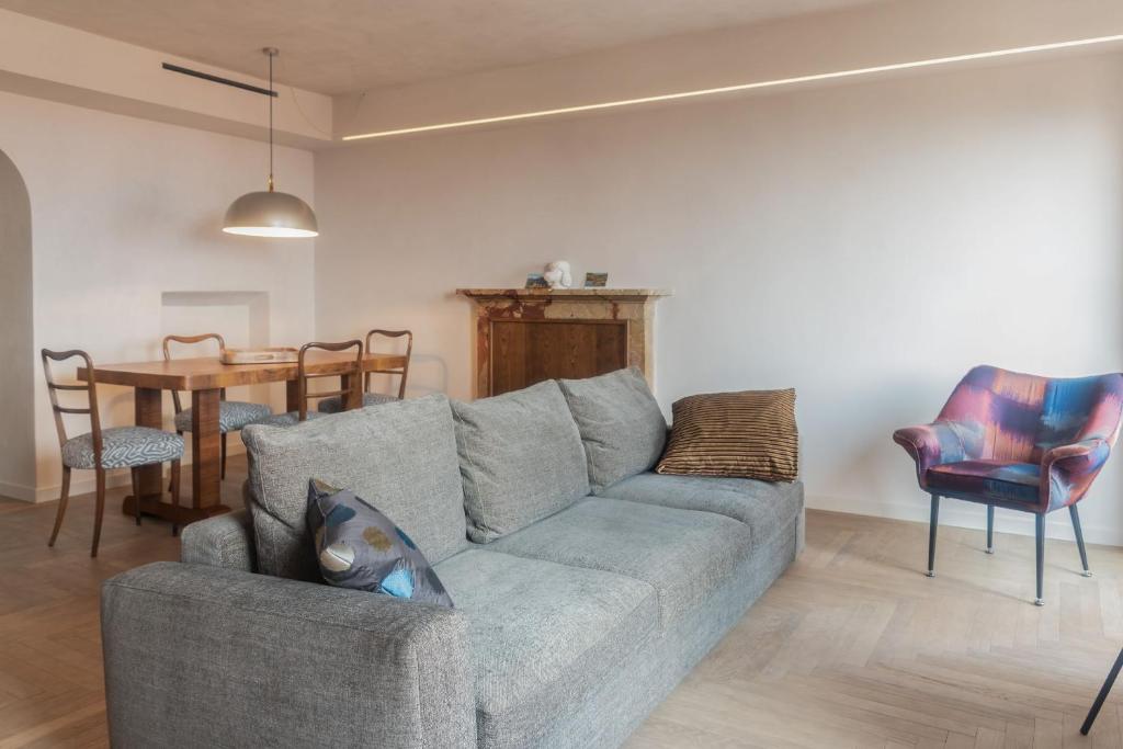 梅纳焦Leoni 7的客厅配有灰色的沙发和桌子